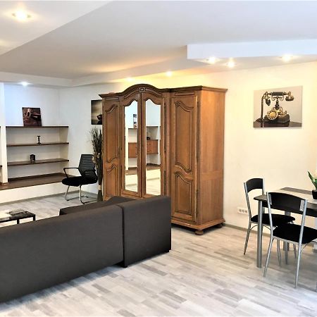 Large Apartment In Ultra-Central Location Braşov Buitenkant foto