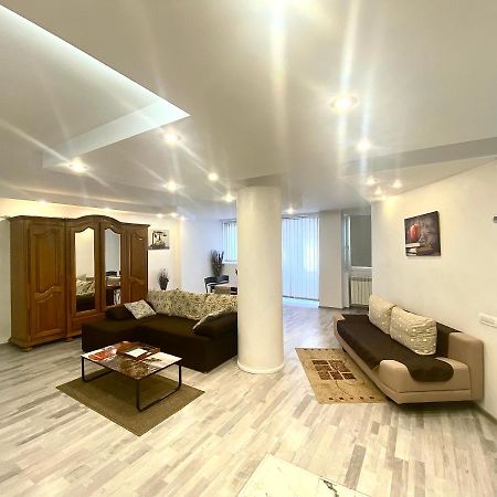 Large Apartment In Ultra-Central Location Braşov Buitenkant foto