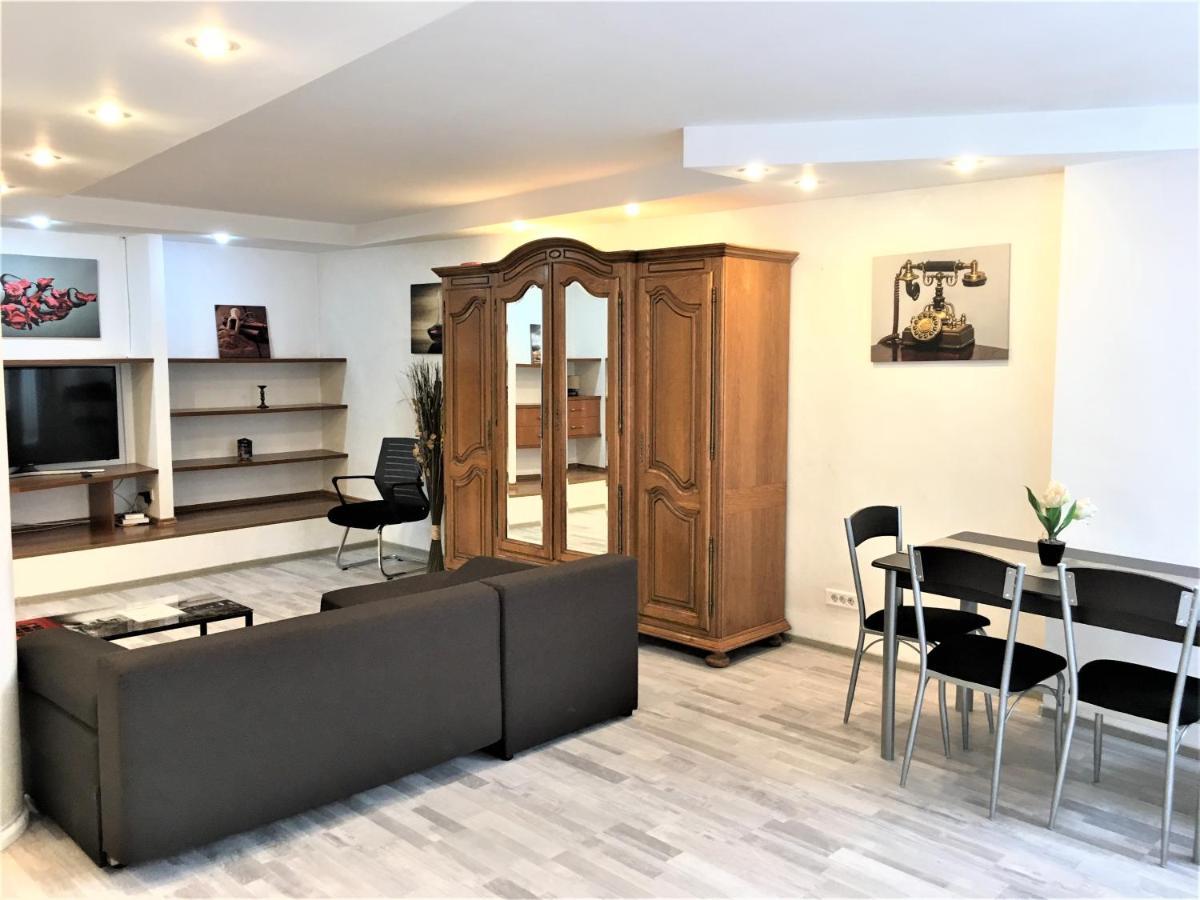 Large Apartment In Ultra-Central Location Braşov Buitenkant foto