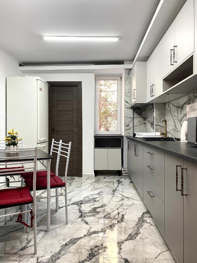 Large Apartment In Ultra-Central Location Braşov Buitenkant foto